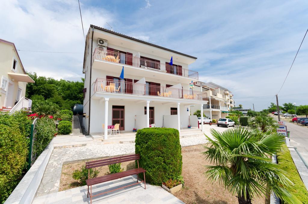 Apartments Rozaria Dramalj Exterior photo